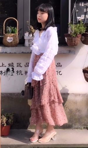 #六月温柔风：今日份淑女额度已满##显瘦才是夏日终极目标鸭#
身高152cm，体重40kg小个子六月温柔显瘦穿搭
粉色雪纺碎花蛋糕裙，显高显比例，搭配v领白色衬衣，浪漫温柔的小姐姐风哈哈，我是那种下半身相对于整体来说下半身偏胖的女生，所长很少穿裤子，小个子冬天很不好穿衣服，很容易就穿成矮冬瓜，所长夏天才是我的本命哈哈。平时最爱买的就是裙子。显瘦，显高，美貌，好搭衣服，这条半身裙一定要拥有姓名！开春穿真的超级漂亮，搭配的是慵懒风的白色v领衬衫，荷叶边，碎花，上身又很飘逸的雪纺半身裙，矮个子穿这个长度的裙子真的会视觉上高很多啊！
