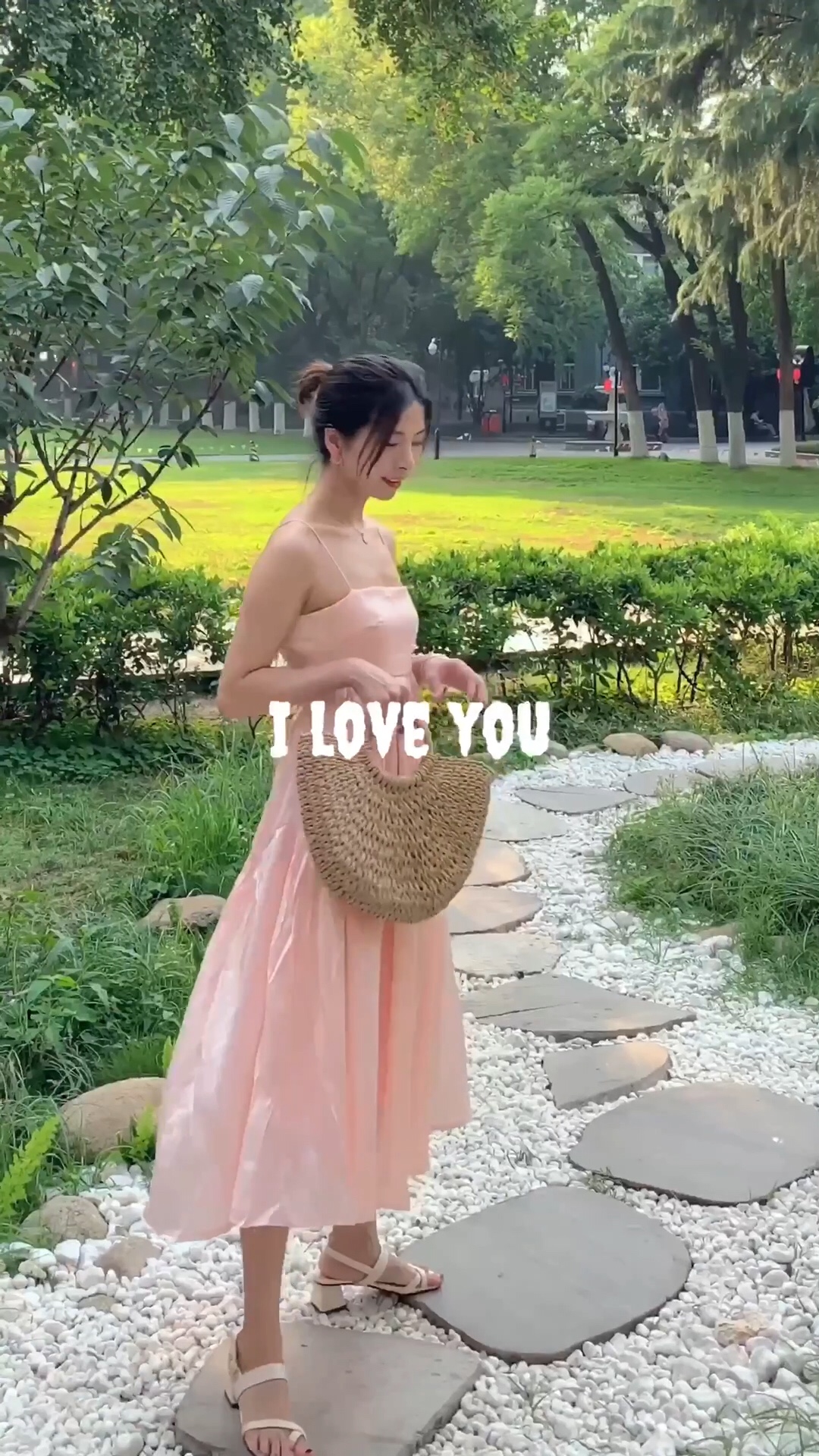 夏天不穿裙子似乎对不起这个<strong>夏季</strong>
look1
网纱小黑裙 暗黑公主系 超美呀
look2
有点轻熟风 优雅气质高贵完美体现
look3
粉色的吊带裙 阳光下波光闪闪 像童话公主般
背后设计最为特别（忘记拍啦 仙<strong>女</strong>们可以自己打开链接看下）
实在是太喜欢这条连衣裙啦
#神仙级显瘦连衣裙，早买早瘦！##还没有男友，网红<strong>穿搭</strong>术给你！#