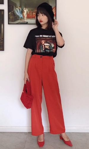 【Valerie’s OOTD】Vol.260
我是有一点梨形身材的那种人，假胯宽也是有的，所以我特别中意一件单品那就是高腰阔腿裤。
我这套穿搭也是用了高腰阔腿裤，正红色的颜色很打眼，雪纺质地也很轻薄透气，长度很显腿长。上衣搭配一件彩色印花T恤，印花里的红色和下装相呼应。
再拎上一个红色小包，穿上一个红色玛丽珍鞋，显瘦又显高。
#150小个子也能有“斩男腿”？##不种草是不可能的夏日休闲搭#