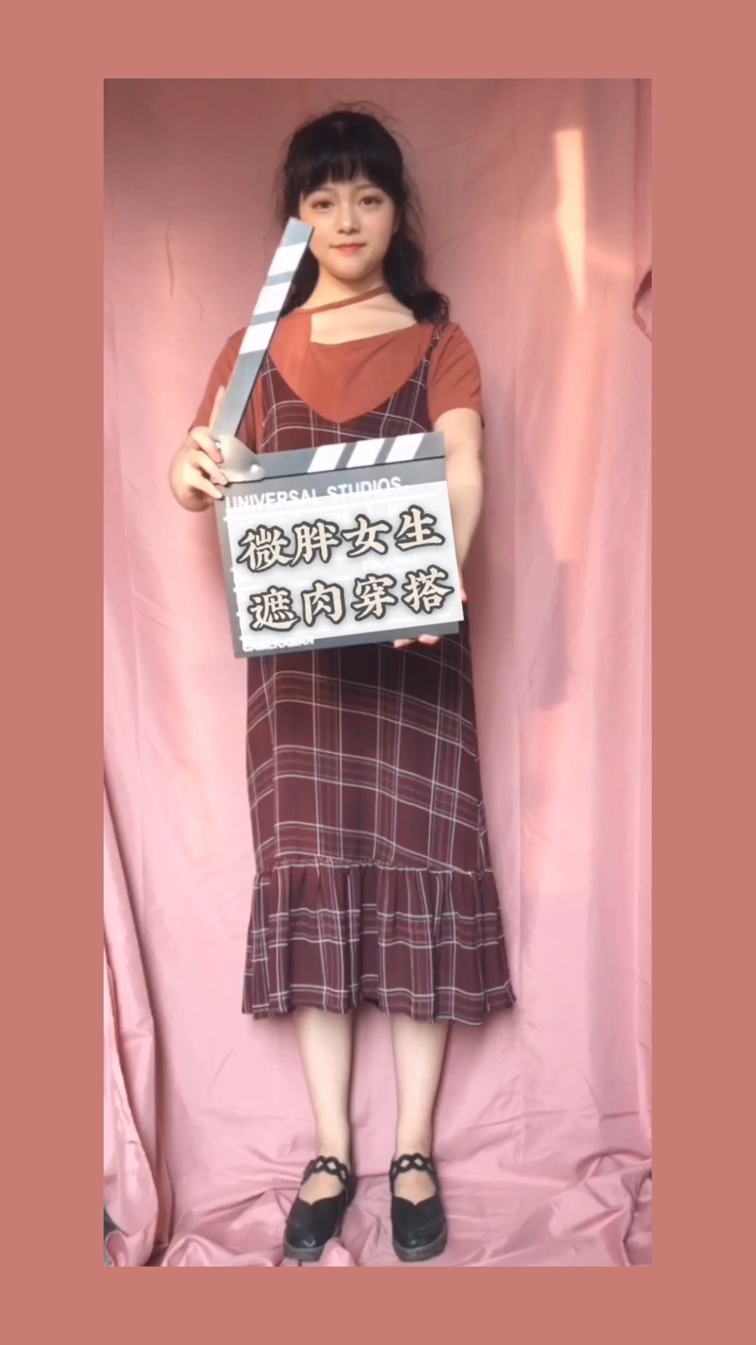 #跟我穿，1秒隐藏不完美身形！#
一直都不会过时的格纹吊带长裙真的一秒隐藏大粗腿
尾部的荷叶边满满复古甜美感
配上玛丽珍小皮鞋增加俏皮可爱感～
