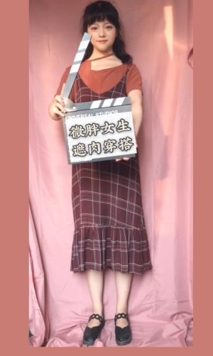 #跟我穿，1秒隐藏不完美身形！##雨女有瓜！穿上瘦10斤的穿搭#
一直都不会过时的格纹吊带长裙真的一秒隐藏大粗腿
尾部的荷叶边满满复古甜美感
配上玛丽珍小皮鞋增加俏皮可爱感～
