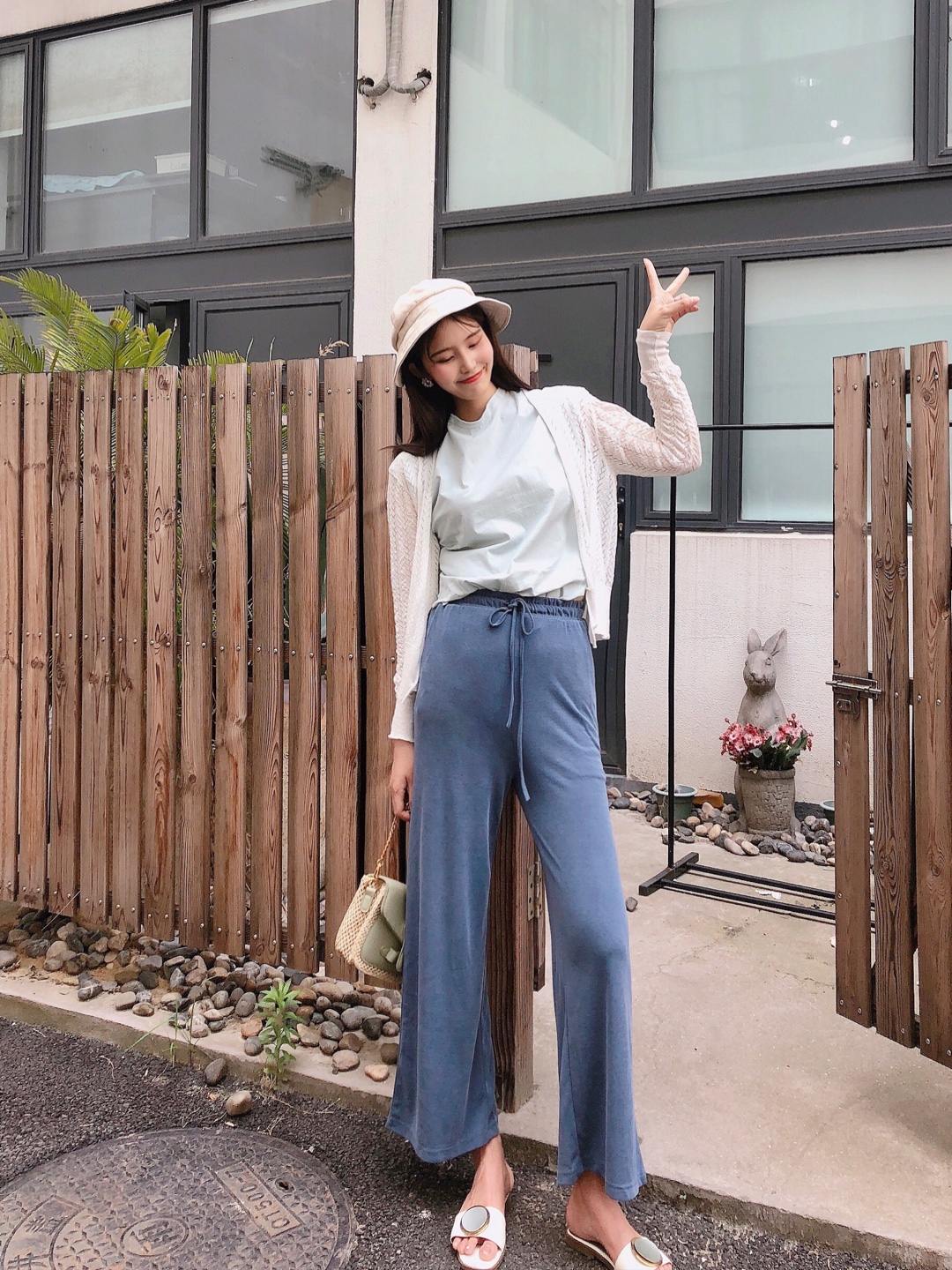 #小个子韩系穿搭模板，一键复制！#

蓝色系的元气搭配来一波～
绿色的上衣搭配简单开衫
又防晒又舒服啦～
搭配上蓝色的阔腿裤
柔软的面料舒服的质地
很适合在夏天穿啦
不闷热也很好看的款式
