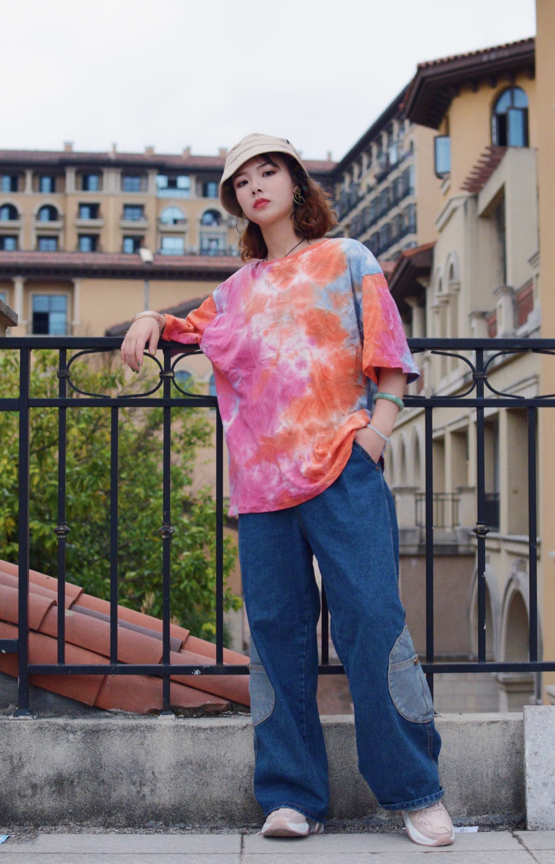 再次被扎染T恤种草！亮色系的穿搭给夏季带来凉爽的感觉，这种亮色不显黑可以大胆入#一衣多穿，解救衣荒#
