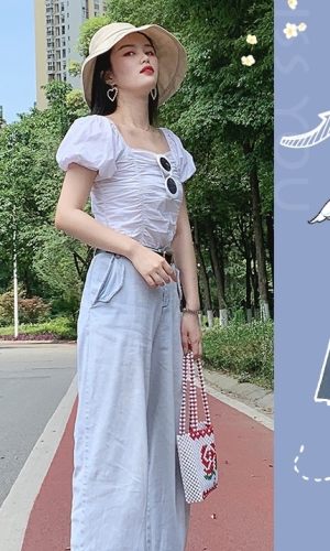 YOYO强烈给大家安利这款法式小衬衫，领口采用了平口的方式，可以很好的展现锁骨但又不会觉得很暴露哟。我很喜欢衬衫上的皱褶，多了分法式风情在里面，比起一般的短袖简直不要太美了。泡泡袖的设计也遮住了我的拜拜肉。
最重要的是，它很百搭，我简单搭配一条牛仔裤就OK了，高腰设计也拉长了我的腿部线条。#想被街拍？最上镜穿搭学起来！#