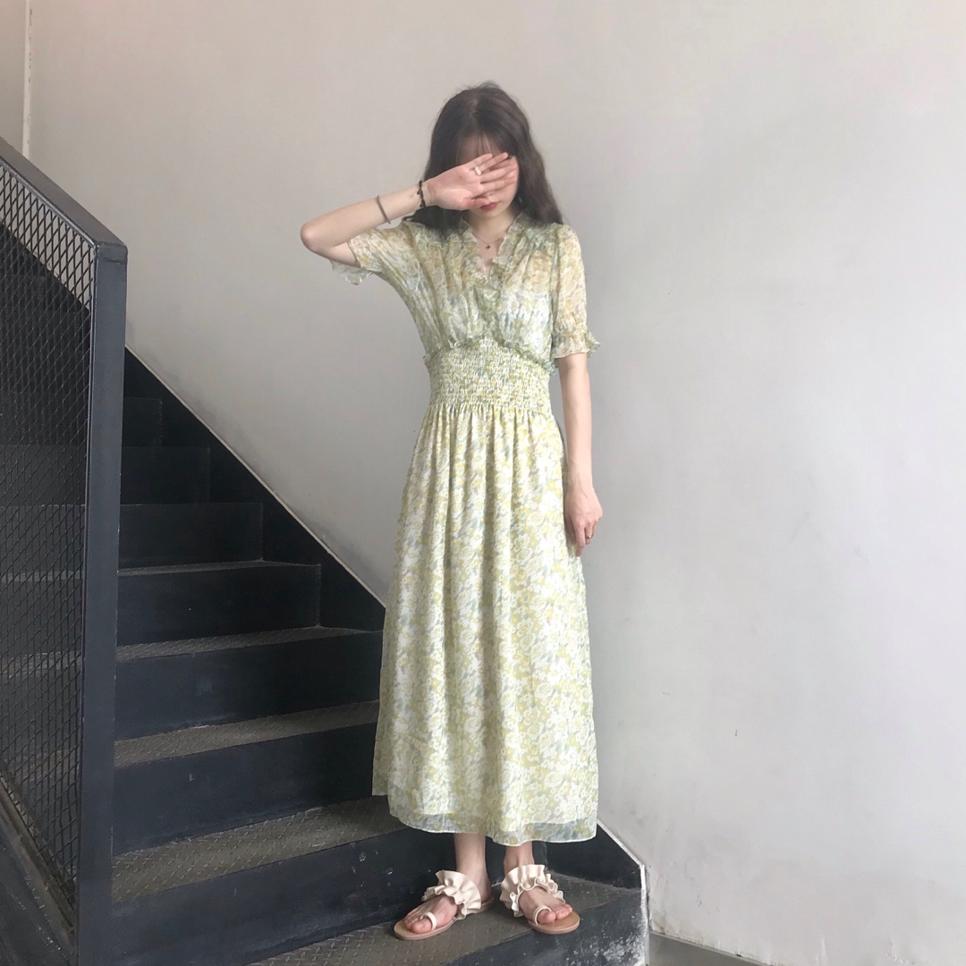 #高段位露肉，够美够撩！#
夏日碎花系少女 看着都很心动啦～浅绿色清新甜美 裙摆纱纱的超仙 长度很好的遮住了腿上的肉肉 够美够撩！

