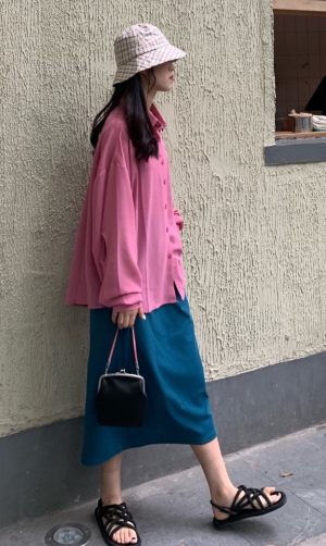 今日look
#闷热梅雨季，干爽这么穿##这次！要给水果色打100分#
穿一天你还是清凉
面料是日本进口的透气棉也是我第一次接触的面料商
品质和质感肯定都是非常nice的
这条裙子做的松紧腰 然后不用担心穿久了会勒
我们都是叫师傅们一个一个抽松过的
然后这条裙子在一个月前就准备起来
因为面料比较特别 我自己也是非常喜欢 每天都在穿
最喜欢的是青团色 我也叫它青团裙 ！真的太可爱了！非常显白的颜色
这期的两条半裙都非常显白！ 搭配粉色居然也是意外的好看 清新的感觉