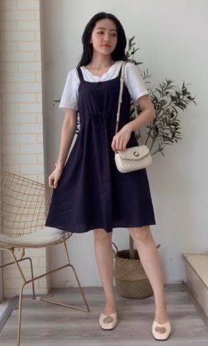 吊带系带连衣裙
深蓝色棉麻质地，挺舒服的，款式休闲减龄，搭配了白色的V领T就很好看了，挺温柔的一款裙子，休闲少女味道十足#微胖穿搭大赛，肉肉女孩入！##约会放大招，这身迷死男友#