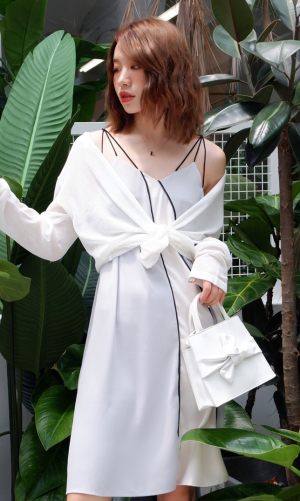OOTD|度假风搭配
Moi.LeRoi 拼色串珠吊带连衣裙👗
这条连衣裙超显瘦啦～
拼色也超好看整体看起来很温柔啦～
日常出行可以搭配一件防晒衣～
连衣裙：Moi.LeRoi
#蘑菇街新品测评#
#显瘦连衣裙年终盘点#