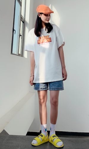 #假期出游，穿什么最清凉？#
#惊！回头率百分百出街look#
出镜率最高的单品非牛仔中裤莫属! 这样偏于boyfriend的中裤款式在各类街拍中出现频率也很高 而且宽松版型很显腿瘦 上身搭配橘色字母拼接T恤 简直不要太喜欢哦！再配上橘色鸭舌帽与亮黄色休闲凉鞋 恰好与衣身的印花做呼应 复古的运动风与层次感都可以得到很好的体现 
 