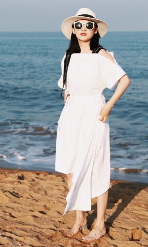 #火炉城市高温穿搭打卡！##假期出游，穿什么最清凉？#夏天避暑旅行最佳选择当然是白色，无论是海岛游，草原游，都市游，白色在许多带着旅拍标签的红裙子花裙子中间都是最高级的，今天穿的这件下摆不对称设计，特别适合海边穿搭打卡