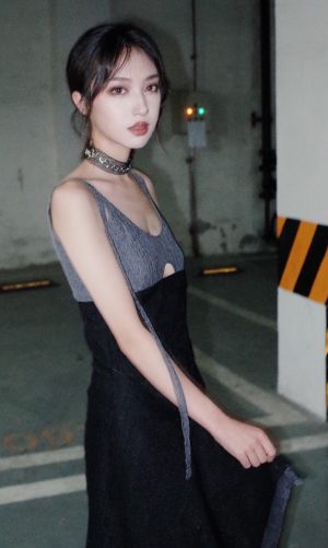 质感暗黑仙女风精致连衣裙
剪裁显身材，面料飘逸
走路自带气场#仙女裙##独立设计#