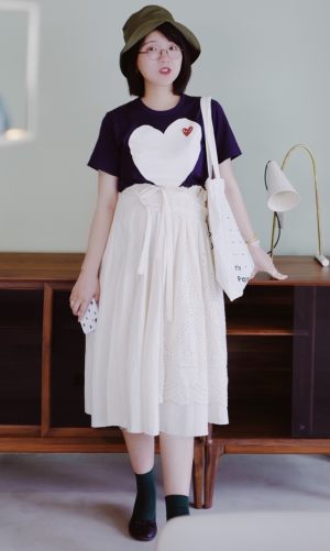 【蓝绿look】：
Tee：川久保玲
半裙：wokerker
鞋：muji
袜子：tutuanna
包：the paragraph节选
还是我最爱的蓝色绿色白色搭配，上衣是中性风的川久保玲大桃心，蓝色基底色谁穿谁好看。搭配米白色层叠裙子，是个活泼的孕妇了~帽子和袜子也是呼应一下~#奶茶色穿搭，好看到上头##你的温柔系早秋女孩到啦！#@蘑菇街官方 