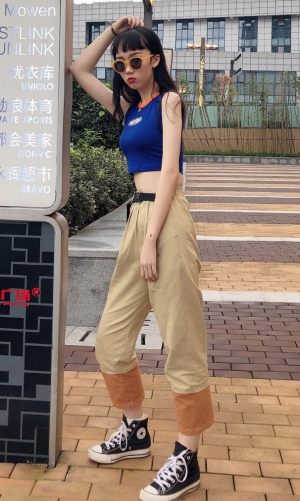 随性时髦的短款小背心，上身显瘦，窄肩可秀，勾勒腰部线条变身小腰精～领口的撞色和印花相呼应，耐看好搭！搭配一条工装裤，显瘦显高，变身酷女孩～#高腰：教你穿出黄金比例##显高套装，懒癌小矮妹照搬#