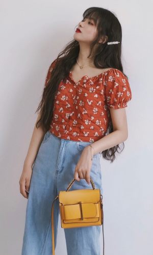 休闲牛仔裤搭配碎花上衣，超级可爱又舒服的穿搭法，可以说是懒人套装了！
牛仔裤颜色很夏天而且非常遮肉！
搭配碎花衬衫，两个穿法，可拉下来当一字肩，正常穿的时候袖子有点小泡泡，很法式，搭配小a裙非常温柔小可爱!#高腰：教你穿出黄金比例##懒人福音：佛系套装来一打～#