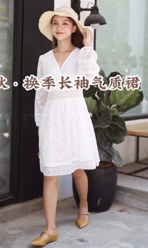 蓝甜甜小个子穿搭💙

分享一条超级适合入秋穿的连衣裙，颜色是干净的纯白色，V领设计很显瘦哦，料子棉麻料子很舒服！收腰又带着一点蕾丝透肉，性感又可爱！上身效果显瘦气质，入秋穿非常合适！#适合小个子的套装##长袖连衣裙，换季最好命#