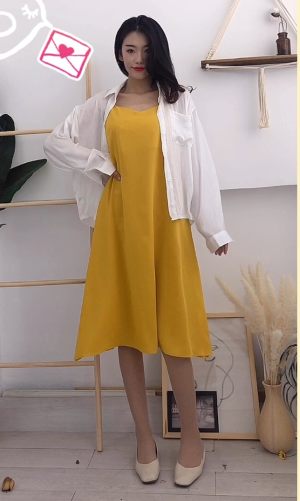 #温柔风出行，肖战都说行～#
💋 一直想给你们推荐的吊带连衣裙
可盐可甜的连衣裙，上身自带GAO级感。
恰到好处的撩人表现，流畅的线条刚刚好露出颈部锁骨，这个设置简直满分。在做呈现的时候,考虑到有些姐妹的顾虑~
搭配防晒白衬衫！对于保守的妹砸是很友好了哦!长款的衣身长度刚好到小腿的部分，露出纤细的脚踝~~~很是NICE!#微胖梨形妹，帮你一遮到位！#