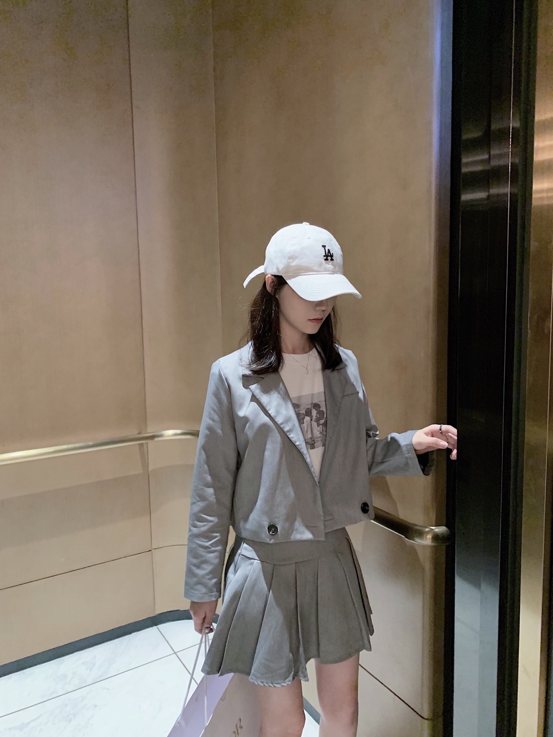 #乱穿衣季节，教你一套解决~#这是一套套装，省去了搭配的烦恼
百褶裙俏皮可爱又减龄
颜色时尚也百搭
适合有点小慵懒或者不会搭配的妹子
无论是逛街聚会都适合
