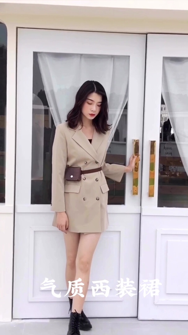 知性的西装连衣裙,
小修身版型凸显出女性的干练线条,
上身落落大方;
配有一个同色系的鳄鱼皮纹小腰包做装饰,
同时可以强调腰线
适合宴会通勤场合,
<strong>搭配</strong>小高跟或<strong>靴子</strong>会有不一样的感觉WOR
#乱穿衣季节，教你一套解决~##解锁101种秋日<strong>搭配</strong>技能#