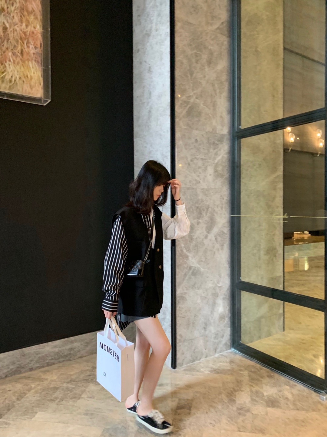 #秋装上新穿搭打卡#看上去慵懒轻松的一套穿搭
拼接衬衫设计感很强非常有个性
马甲搭配很帅气颜色又百搭
整体显瘦又拉长腿型
无论是逛街还是聚会都很OK

