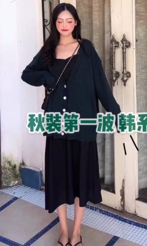 #百元性价比秋装盘点#
#转凉薄外套在手，温暖入秋#
本期no.1挚爱推荐
今年这种闪闪马海毛蛮多的基本市面上都是单调的金线银线
乍一看闪闪的细看泛着一股子廉价感为了闪而闪反而喧宾夺主
两股纱线缠绕混织金银AB线藏在马海毛茸感里面的闪才能达到若隐若现高级感满满的闪度
衬得肤色特别好看🔹
