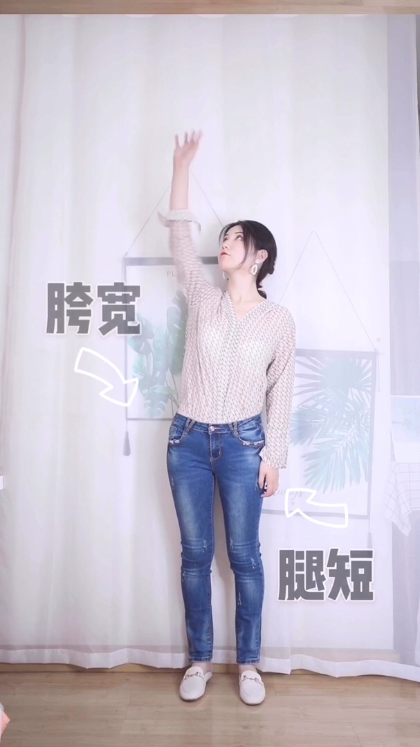 饭饭<strong>ootd</strong>之“甜美气质搭”|#秋日身材穿搭解忧室#
胯宽？腿短？有了这条黑色高腰半身裙，这些问题统统可以解决～
深色半身裙非常显瘦，高腰的设计显腿长～ 推荐！
#秋装上新穿搭打卡#