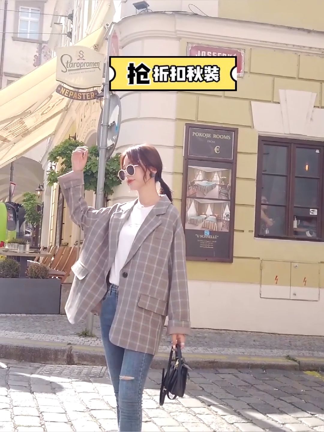 告别秋日的单调沉闷，多亏这款<strong>小西装</strong>外套。灰白撞色格纹，穿出英伦风的率性气质。而且长度也是标准的遮住臀部，遮肉还能显利落率性气质。袖口加有四颗纽扣点缀，满满的设计感，而门襟就只设计了单颗纽扣，展现出简约大方。穿个浅色内搭提亮整体<strong>搭配</strong>的亮度，比如波点雪纺衫，再配上休闲的牛仔裤与帆布鞋，就是充满少女感的穿搭。#921外套选购指南，闭眼入！##921外套选购指南，闭眼入！#