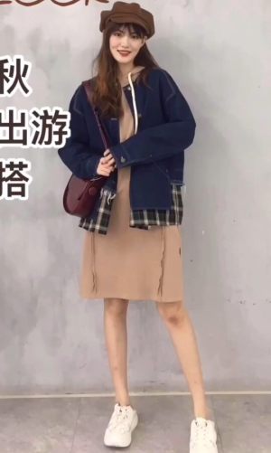 #不冷！入秋这么穿最撩人！##入秋必看的韩国ins风穿搭#
初秋复古保暖穿搭
拼接牛仔外套配驼色卫衣裙
叠穿出好看效果
🌸🌸🌸
初秋穿搭