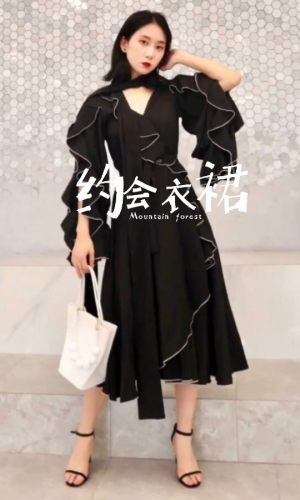#国庆节环游世界各地穿搭#
一条很有设计感的连衣裙
显气质无敌 约会必备
#走廊换装秀，每一套都很可！#
