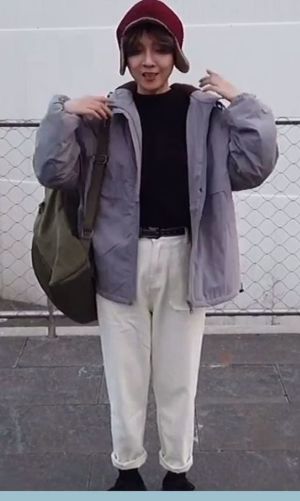 HELLO!! 随着气温逐渐降低，冬季咱们也要帅气！外套不光要保暖还要酷！！！这是一件简约帅气的中性外套。前片有个上下拼接的设计点，其次就是全拉链半门禁的设计。侧边还可以抽绳让下摆收起来，整体效果就很有意思了～简约又不简单，还可以很酷！！！帅气值up up！！防风绉的面料很有质感，而且很适合做外套！

 

内里绒毛很保暖，寒冷的冬天 保暖耍酷两不误！！！！