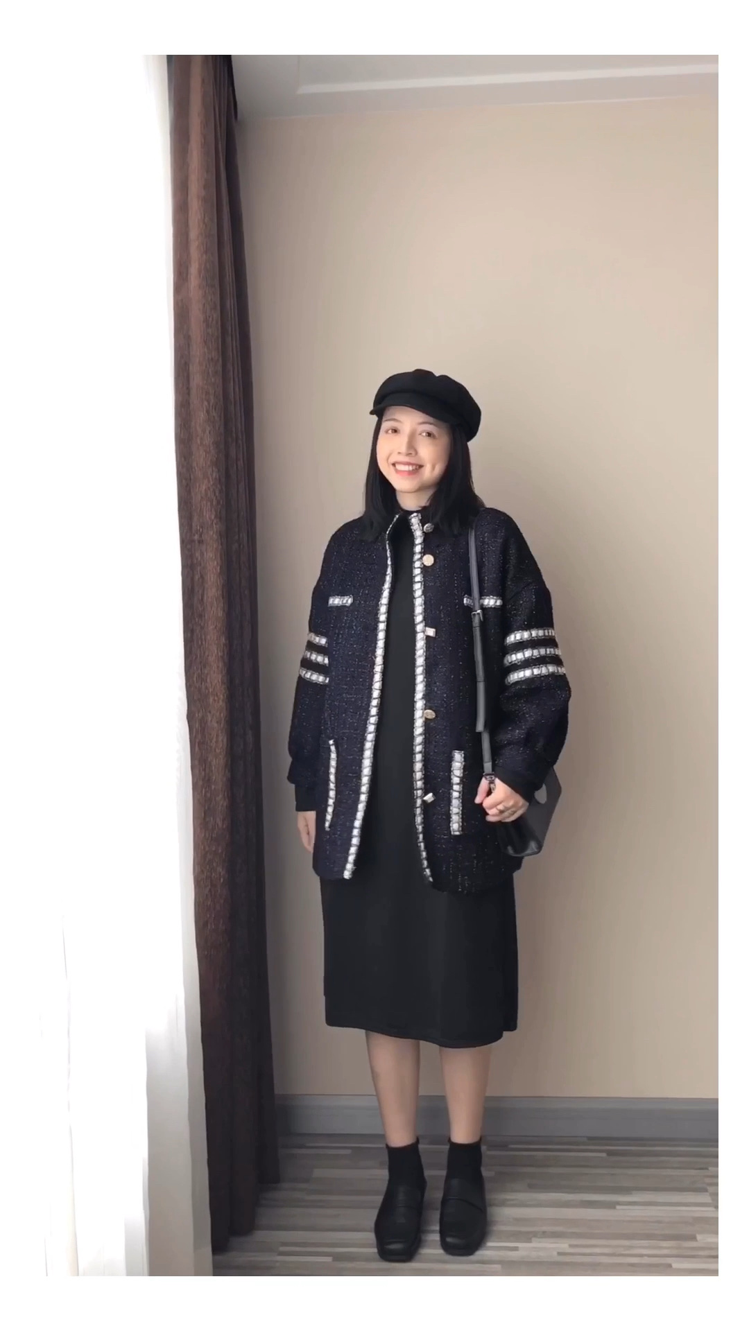 关注我 点开视频后点击头像上方领取双十一优惠券❗️
梨C日常<strong>穿搭</strong>
今日份小香风风格来啦～
平常我都不太敢穿小香风的外套 但这件外套算是我近期很满意的一件小香风外套了 它是中长款的版型 刚好盖过屁股的地方 非常适合<strong>梨型</strong><strong>身材</strong>的女生们哦 能修饰身型 而且这个藏青色的小香风我个人非常喜欢 因为我感觉我不太适合粉嫩粉嫩的哈哈哈哈 既温柔又带点休闲风～
#双十一网红大衣降价榜！##双十一卖爆了的显瘦单品！#