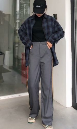 #双11小个子必入套装top100#
好看的衣服要一起穿 
这么好看的衬衫 当然要推荐给泥萌哦
这期这件复古港味满满的衬衫真的是心头爱啊
格子元素经典耐看 色彩与色彩的碰撞
跳跃出摩登复古气息 
宽松版型 显瘦不挑人穿
长袖可以抵御住阳光的照射 
完全可以当做一件防晒衫穿
特意做了俩个颜色 给小可爱们有更多的选择
可以内搭一件小背心 敞开穿敲酷
再搭一双小腿袜 穿起来就是不羁的街头风 ~

