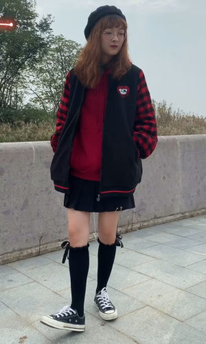 #冬日光腿神技我教你!#
#双十一捡漏，减价棉服太划算！#

🖤♥️叠穿大法好！灰色小内搭，露出一个领子，搭配加绒卫衣，外面套上一件夹棉的外套，袖子是格子拼接的，够保暖～下身搭配黑色百褶短裙，小腿袜和帆布鞋，光腿神技看这里！