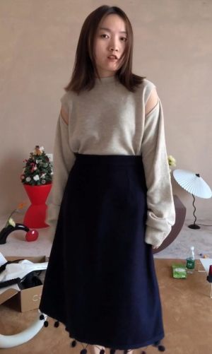 趁着年终活动赶紧入手啦～袖子开口设计很有意思，袖子是套进去的假两件，也可以袖子在前面打个结，夏天也可以穿哦～很显瘦的一件毛衣，
#开箱挑战#
#显瘦怎么穿#