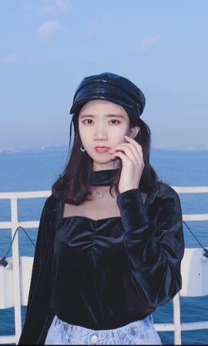初春look，宫廷风小性感丝绒上衣，配高腰牛仔阔腿裤，去海边满满加州风情