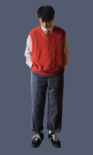 原谅我这拙劣的抠图手法
👔&👖：SUPERTOFU
👟：CONVERSE

天气越来越热，针织背心是时候派上用场了。作为每天两点一线的上班族来说，好好穿搭能让自己心情愉悦。亮橙色的针织背心很吸引眼球，给不起眼的一身黑白灰增加色彩。
