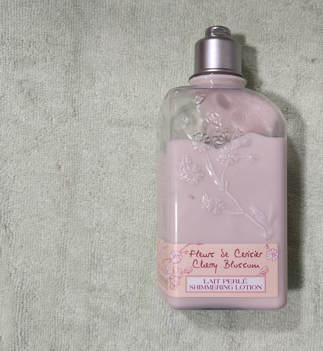 欧舒丹身体乳👆👆👆有淡淡的樱花🌸香味，很少女心呦~而且很滋润皮肤呢😍😍因为它含有云母微粒，皮肤闪闪自带微光✨✨✨夏天穿露肩装时，可以在锁骨的地方擦上当高光哦~你值得拥有👍👍👍@蘑菇美颜社  #晒出你的身体乳#