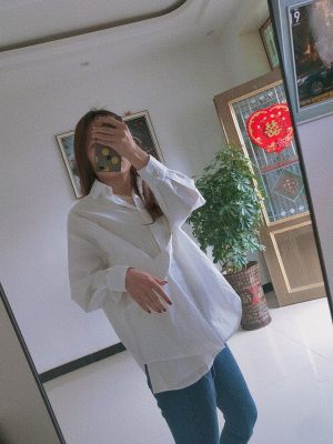 @小甜心_呢 
今日穿同款来啦，去年的甜心自制衬衫，我才刚拿出来穿😂，外套也是甜心家的，衣服太多
这款衬衫有设计感，面料舒适，纽扣好精致的！也很百搭，当时出的时候一眼相中，嘻嘻，今年接着买买买～