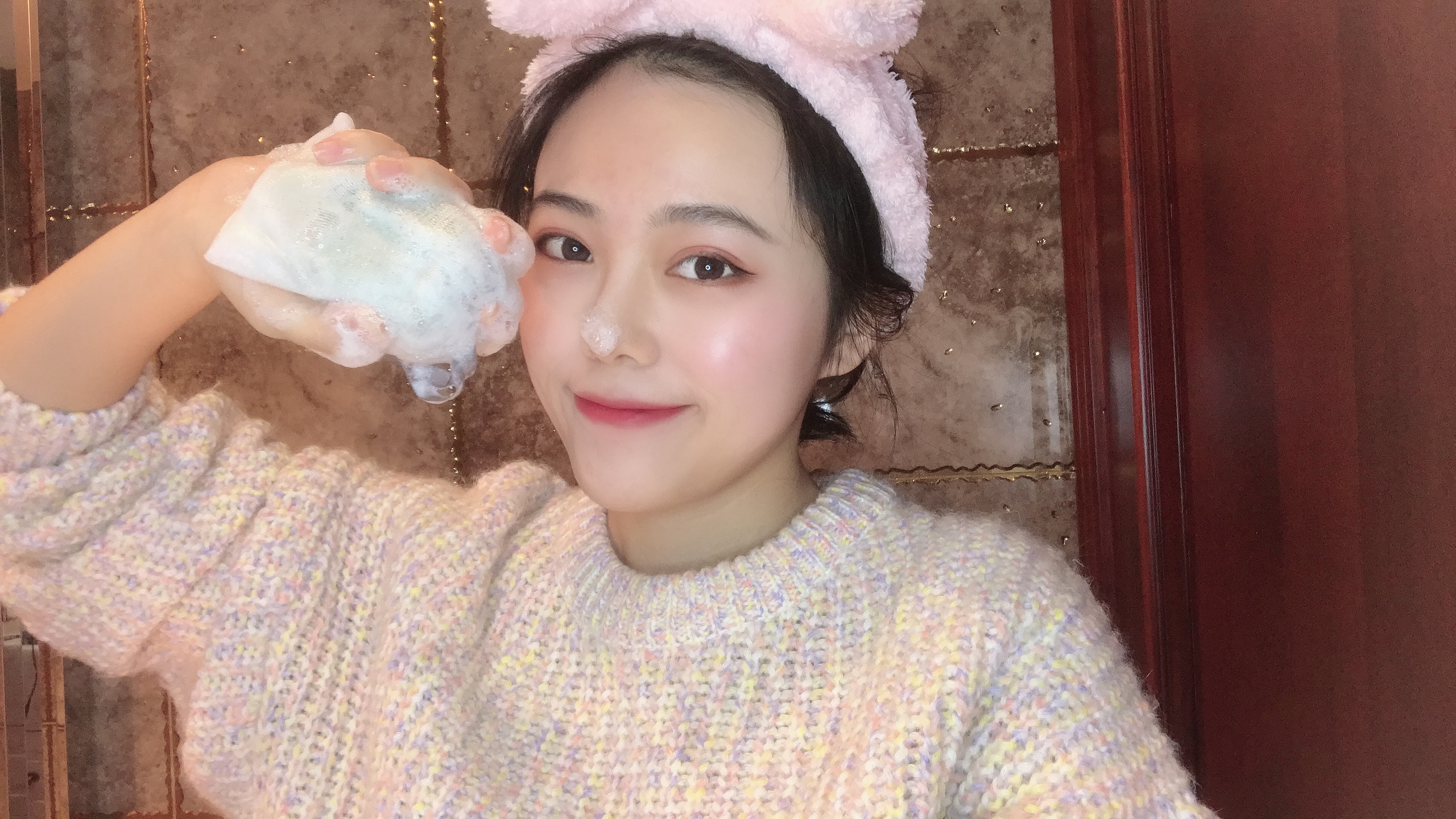 
茶树精油除螨嫩肤皂
美容抑菌，深层除螨
保持肌肤的润滑细嫩
细腻绵柔泡沫温和除螨去污
特别添加神经酰胺，修护肌肤屏障
坚持使用，甩掉毛孔、大油田 #我的护肤日常#