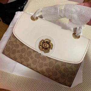 COACH 专柜 PARKER-中号26号老花拼色无铆钉
尺寸：长26cm*高17.5cm*宽10cm
这包包又A又美的，气场简直炸裂了💃🏻💃🏻，白色拼接老花🌸十分惊艳，是现代和经典的完美碰撞💞，翻盖上山茶花的造型，既高雅又特别，包包👜容量大，多个隔层非常实用，喜欢与众不同的姐妹👭们，这款包买了绝对合你心意💝💝！
